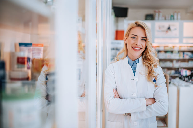 Bild - Apothekerin in der Apotheke