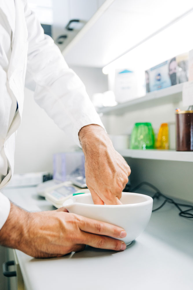 Bild - Person arbeitend im Labor der Apotheke