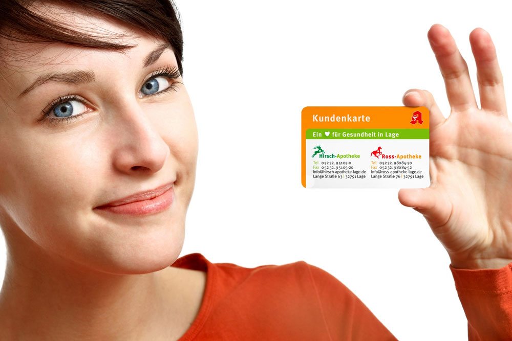 Bild - Person mit Kundenkarte in der Hand Bild - Person mit Kundenkarte in der Hand